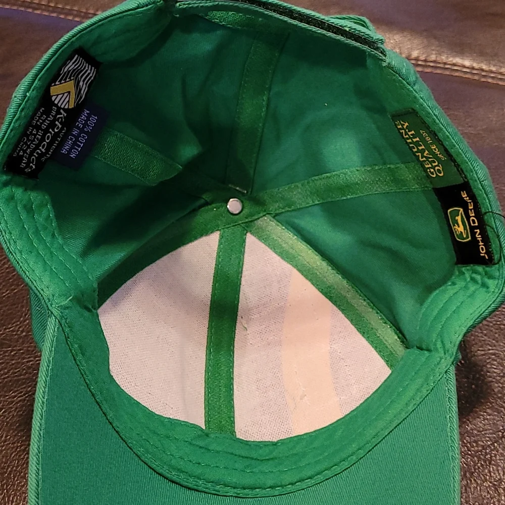 John Deere hat adjustable kid size Excellent condition